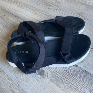 Torrid NWT black and white size 9 sandals with Velcro